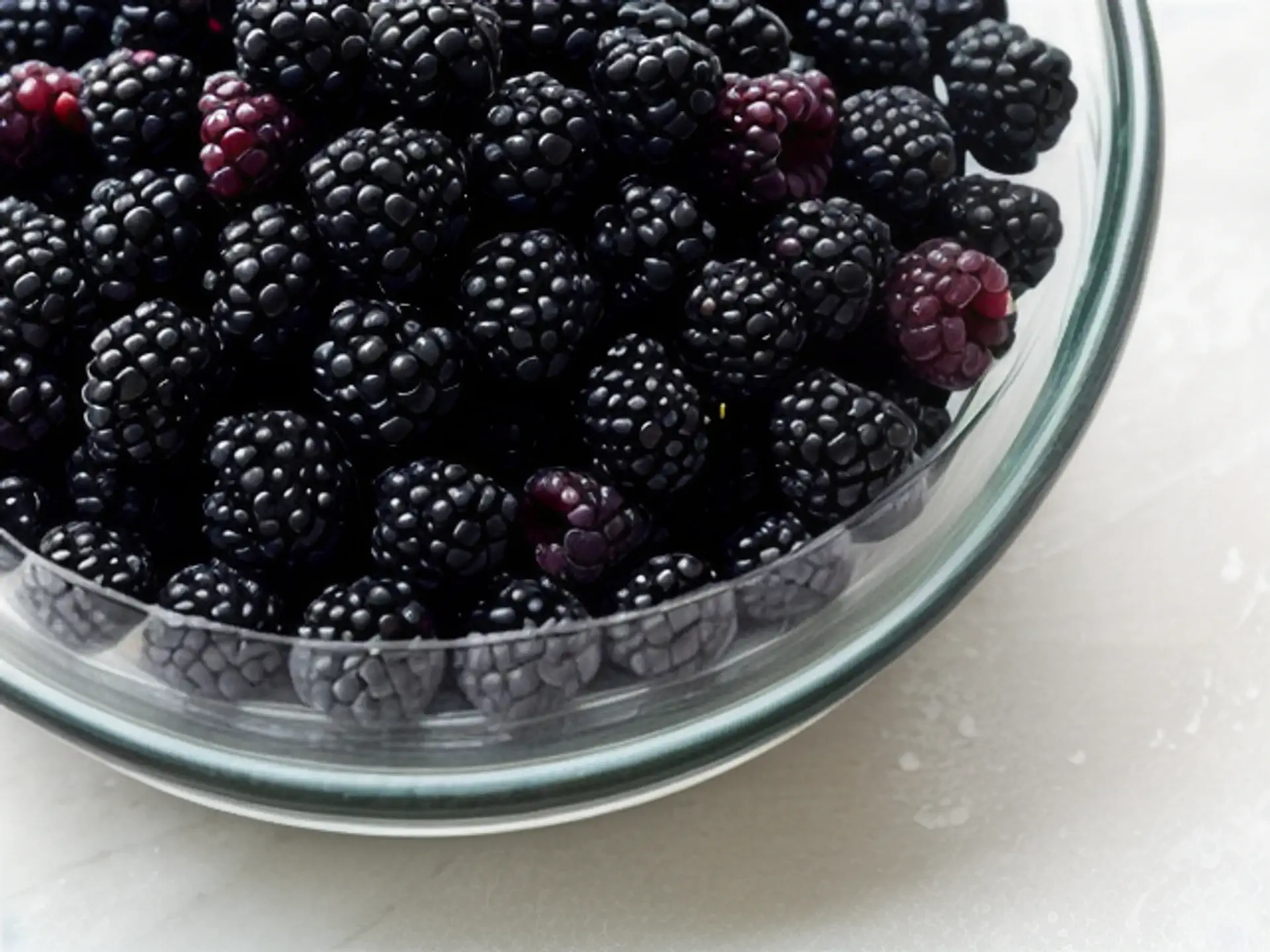 Verse bramen in glazen schaal: sappig zomerfruit voor desserts