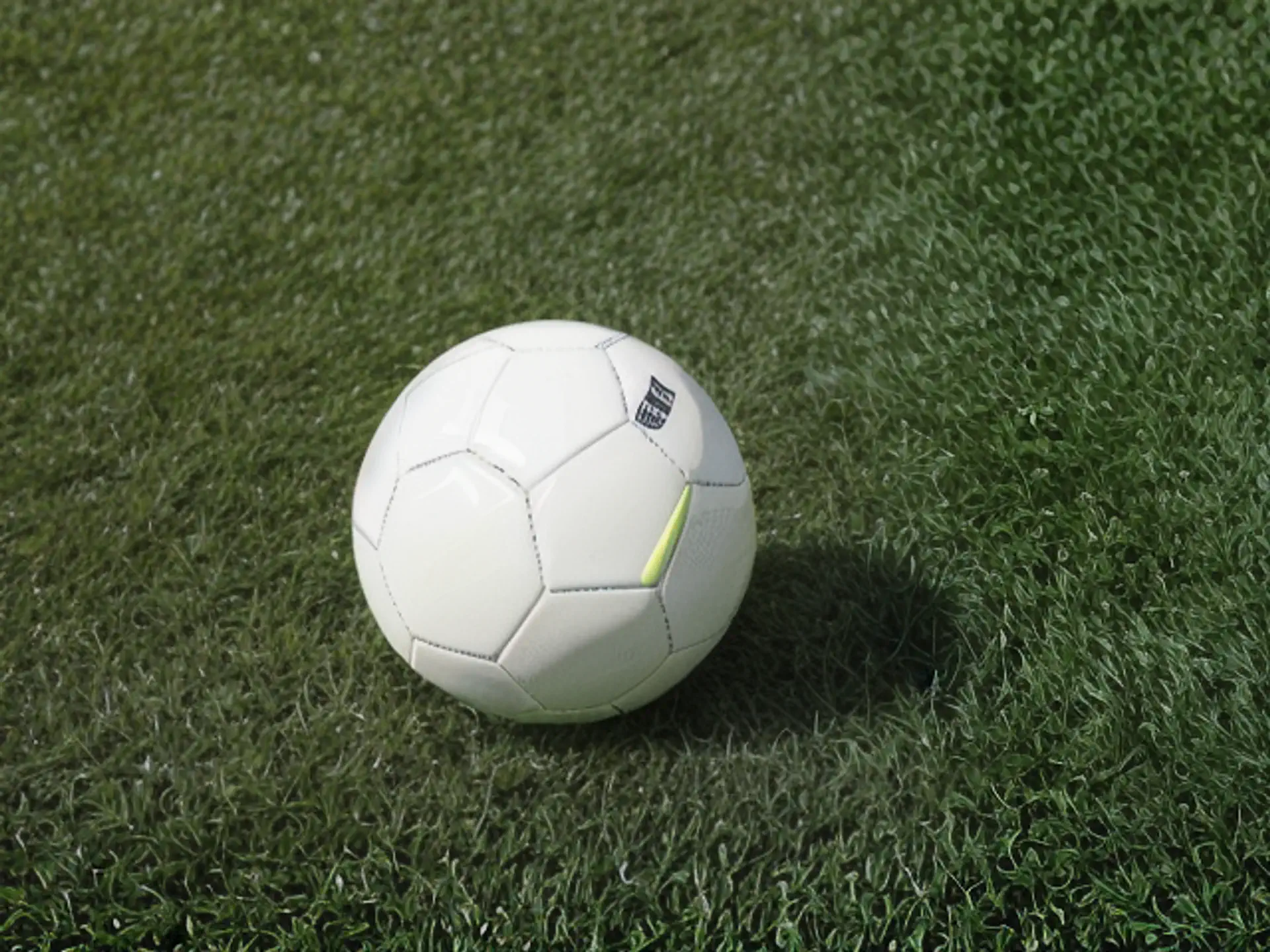 Witte voetbal op kunstgras - professionele sportfotografie close-up