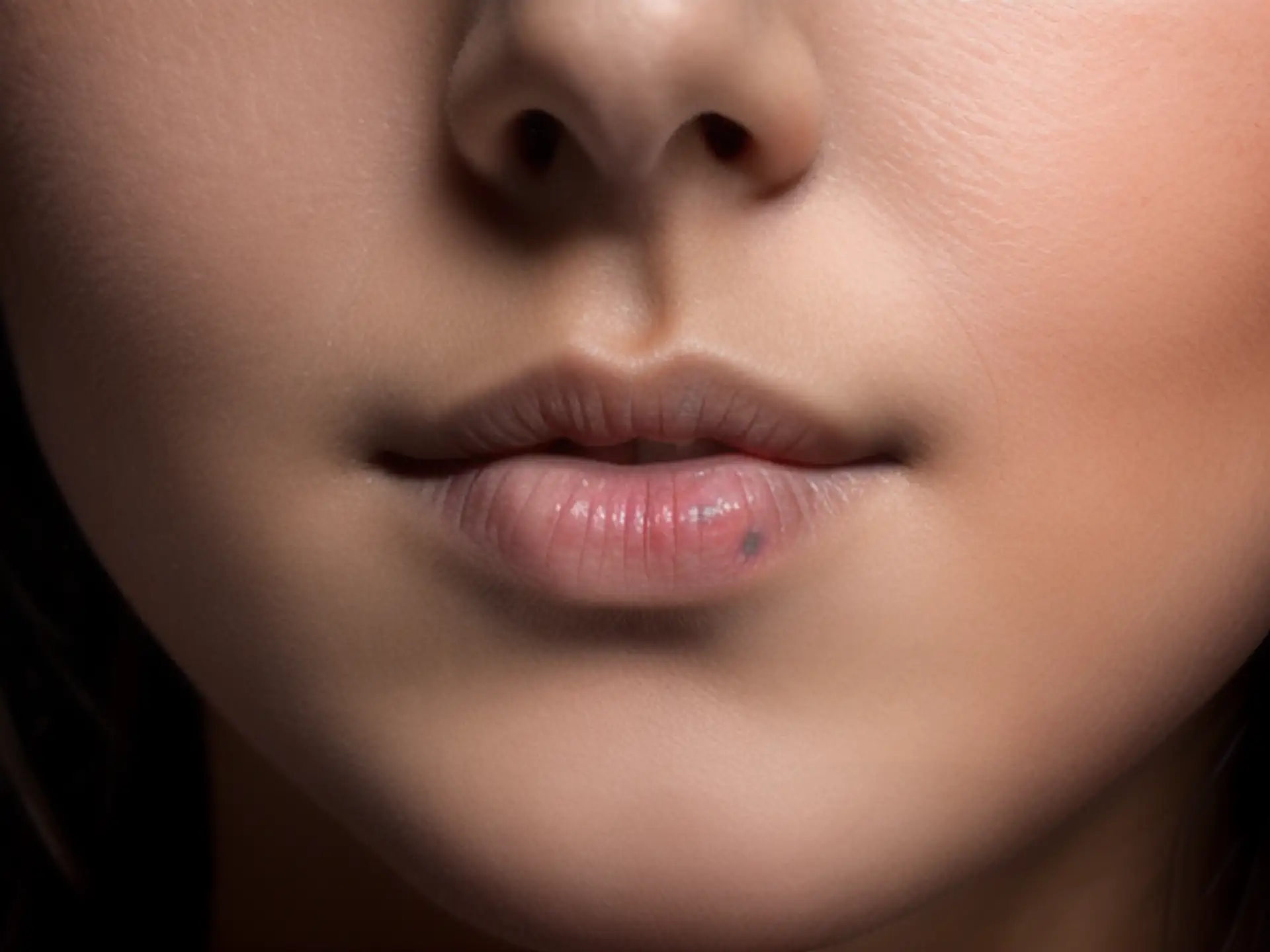 Close-up van natuurlijke lippen met subtiele make-up in zachte