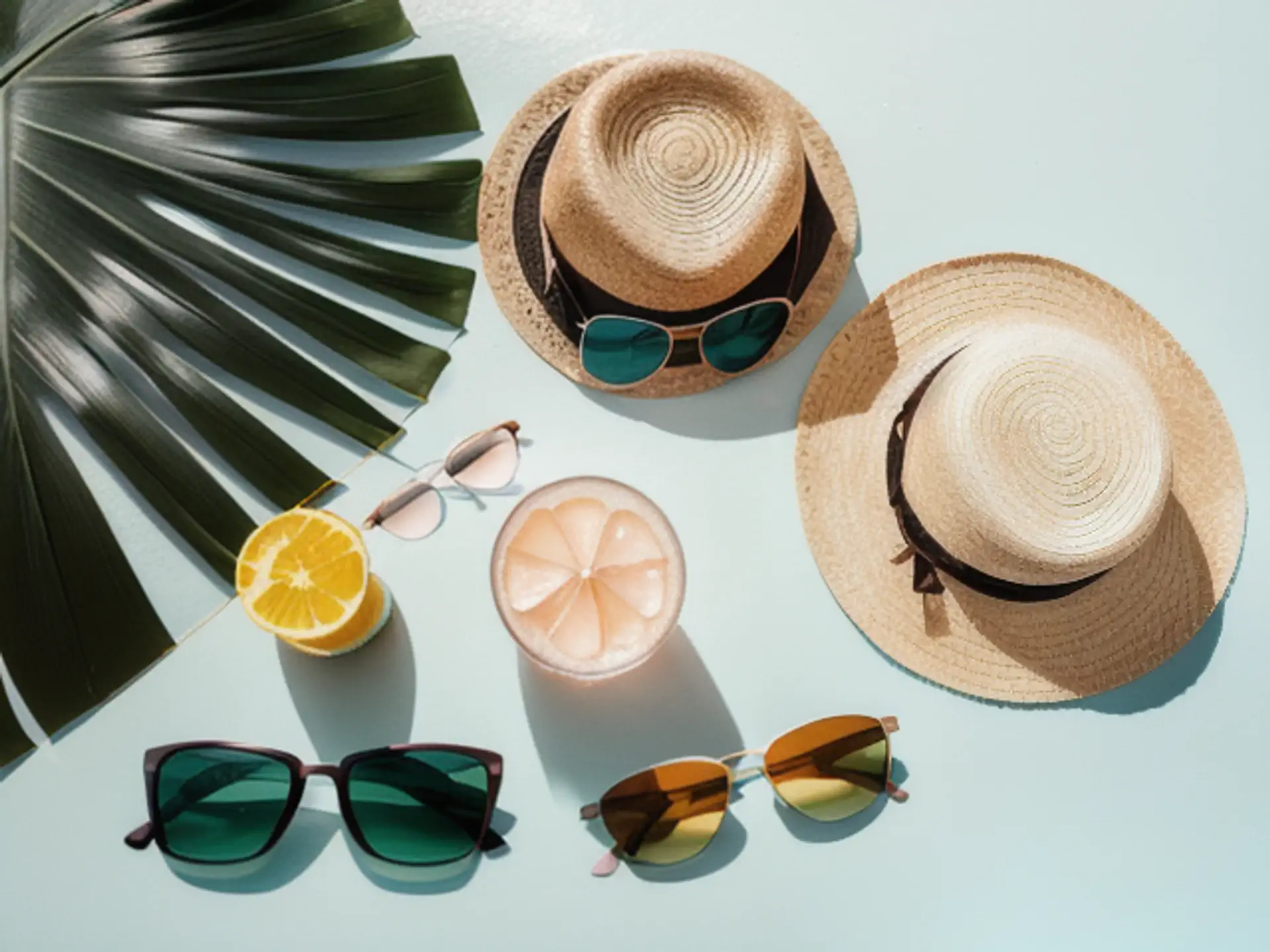 Tropische zomerstijl met strohoed, zonnebril en verfrissend drankje