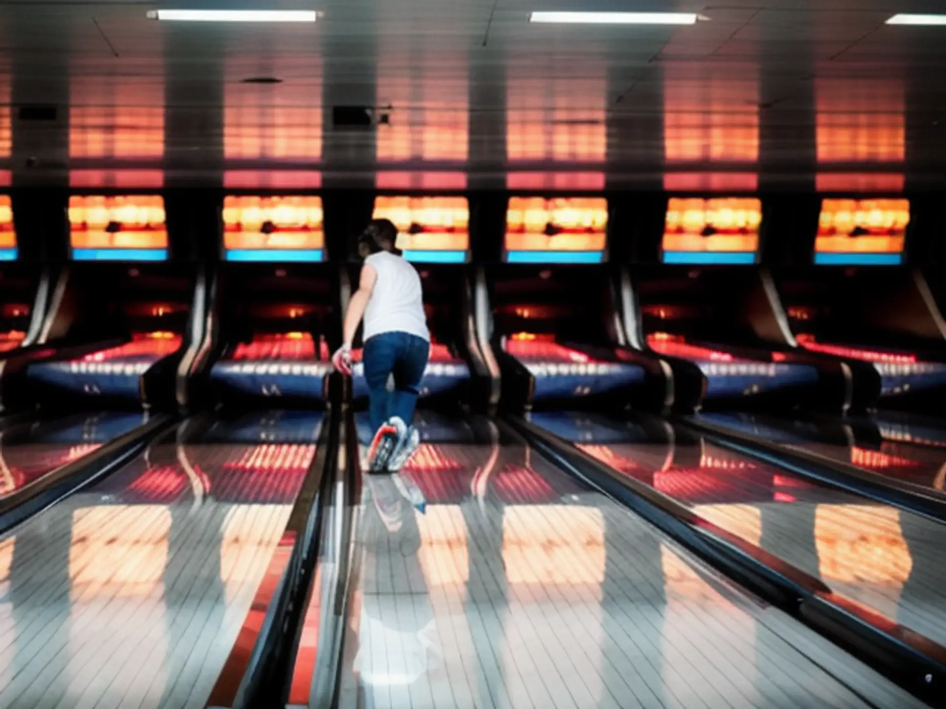 Sfeervolle bowlingbaan met neonverlichting en moderne scoreborden