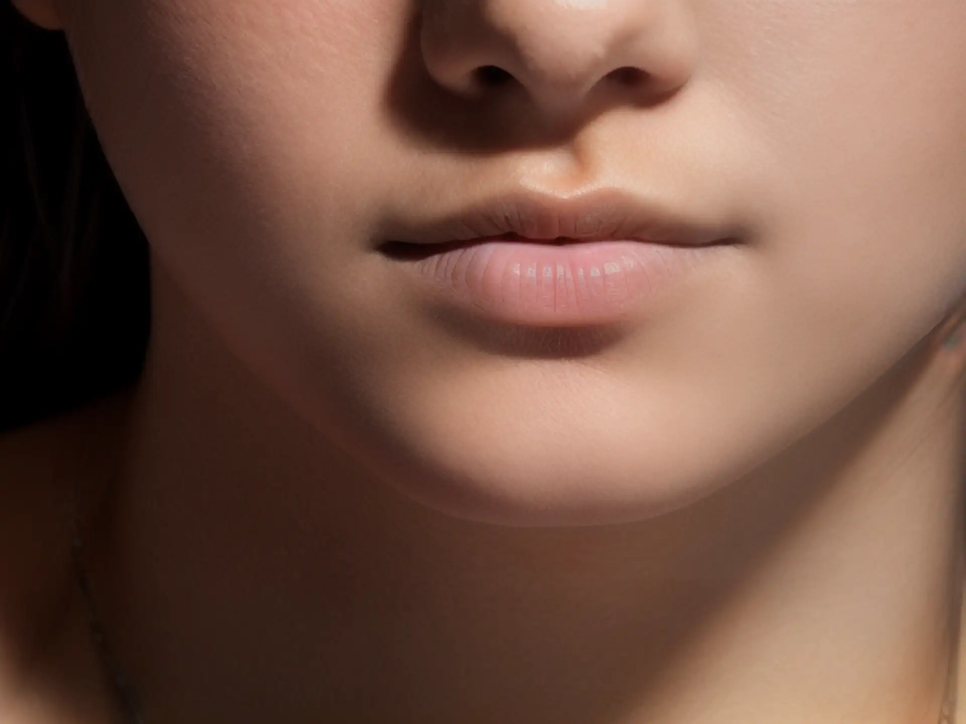 Close-up natuurlijke lippen met zachte glans voor beauty campagne