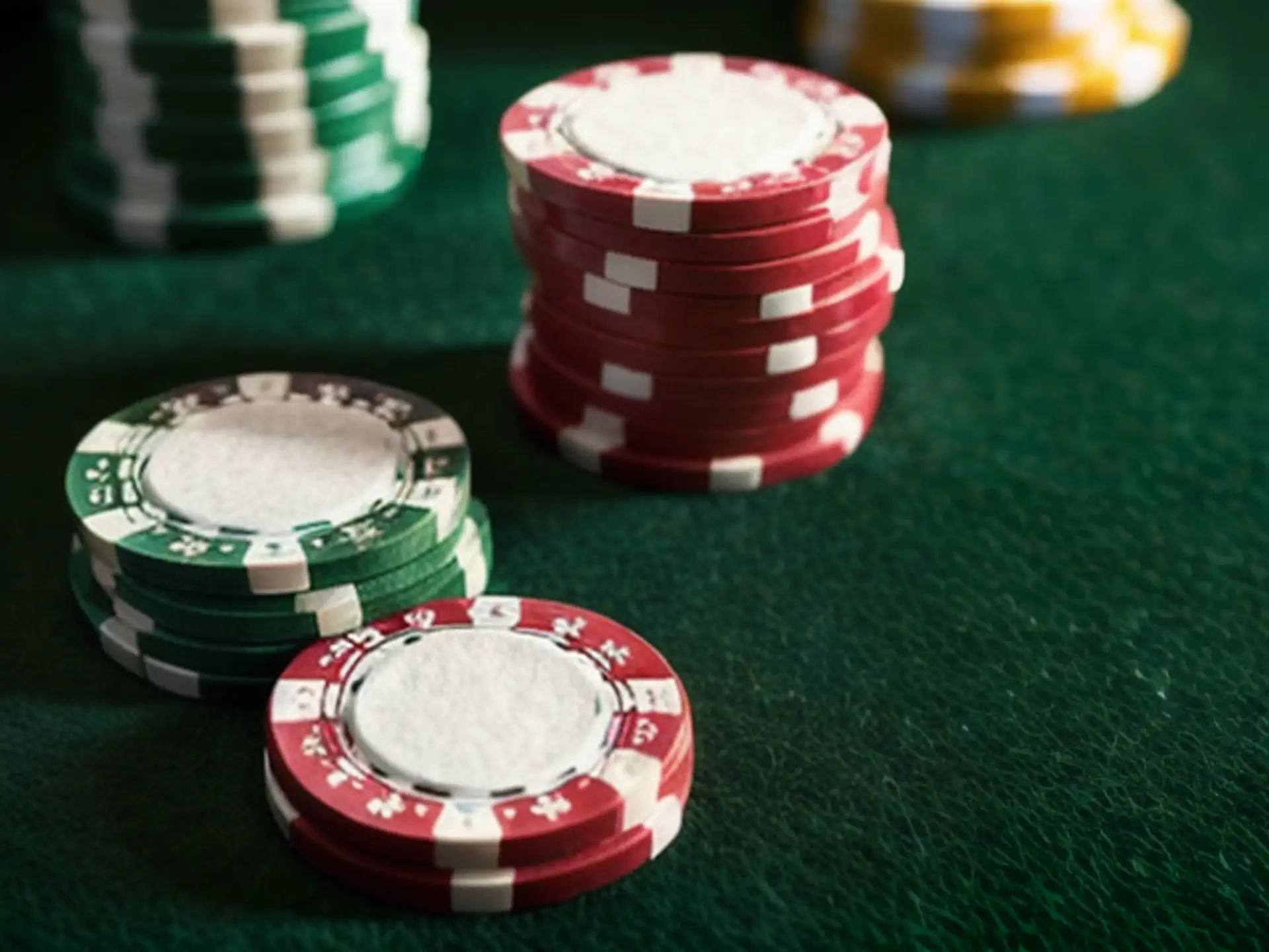 Poker fiches op groene speeltafel - Casino sfeerbeeld close-up