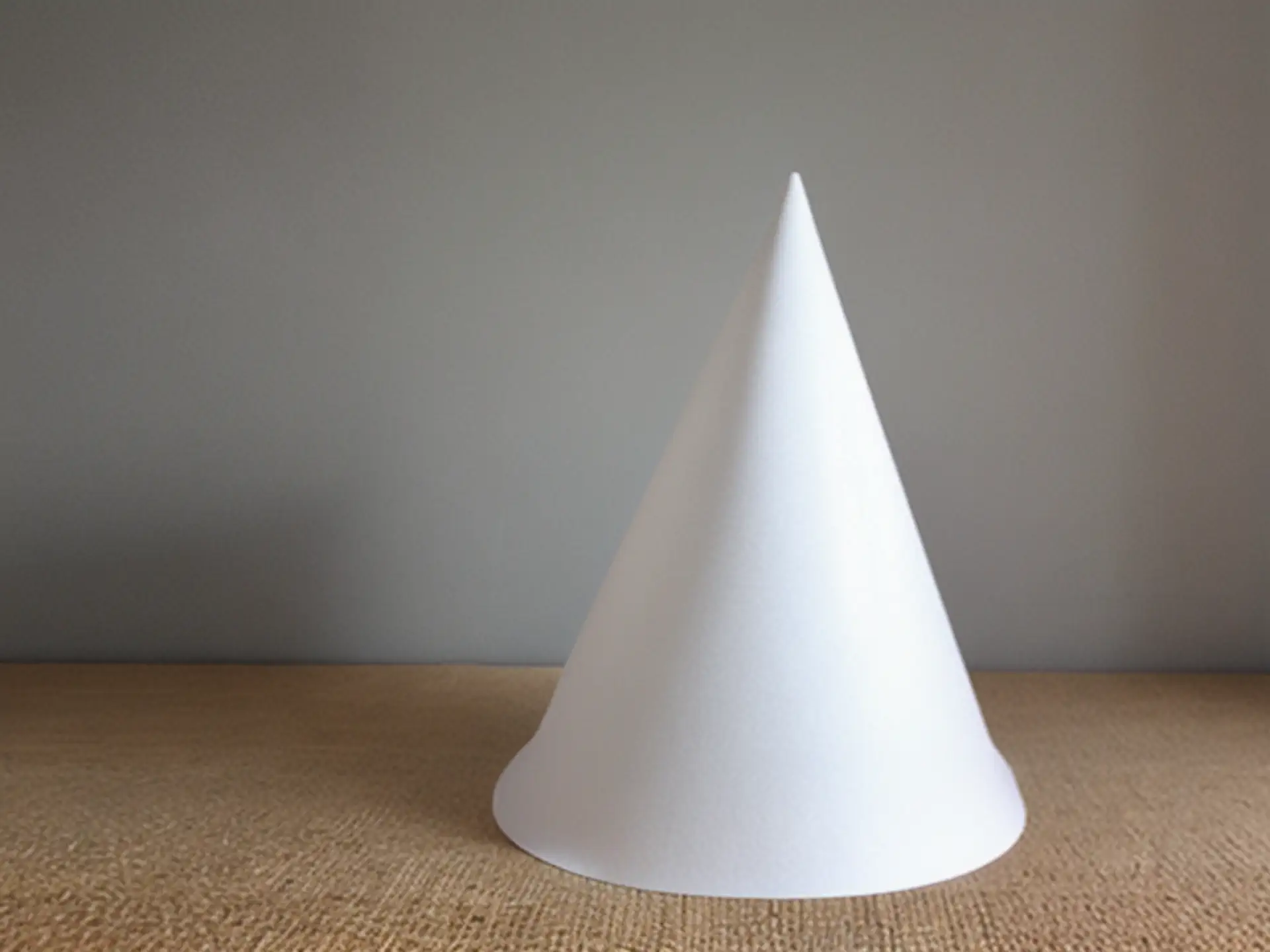 Minimalistische witte kegel op neutrale achtergrond voor vormgeving