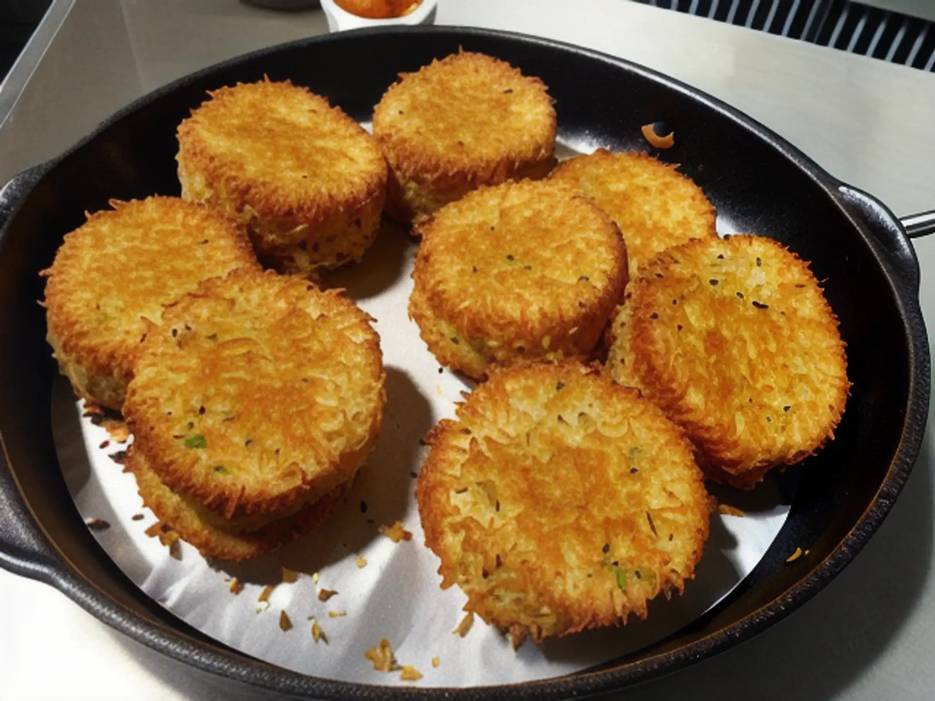 Krokante aardappelrösti in gietijzeren pan - Traditioneel bijgerecht