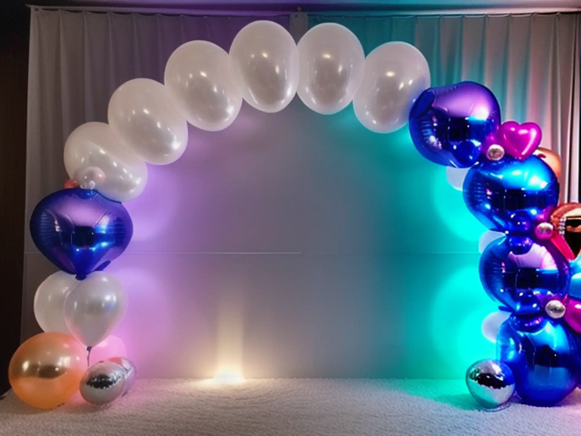 Feestelijke ballonnenboog met kleurrijke LED-verlichting voor events