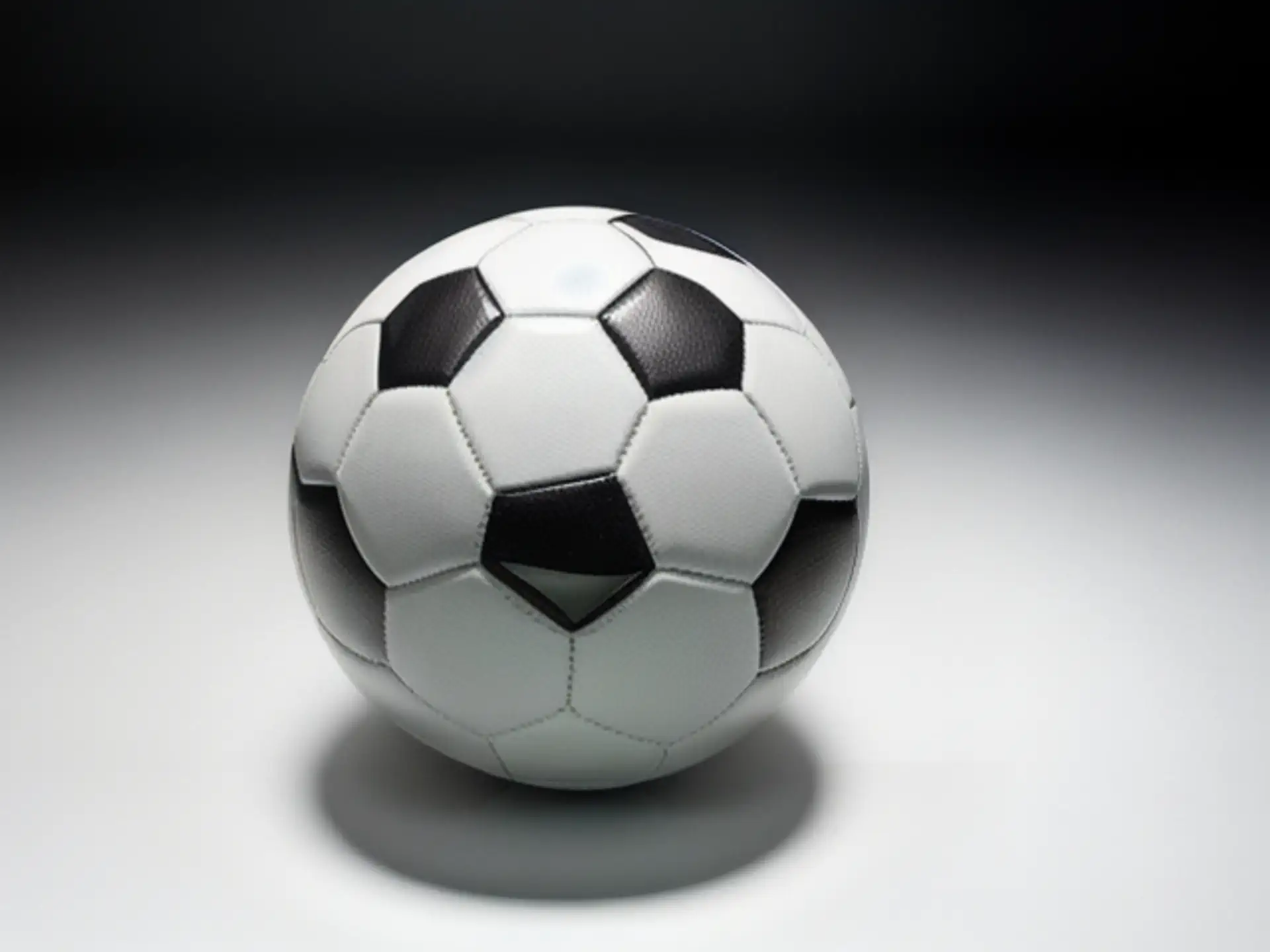 Klassieke zwart-witte voetbal op neutrale achtergrond met schaduw