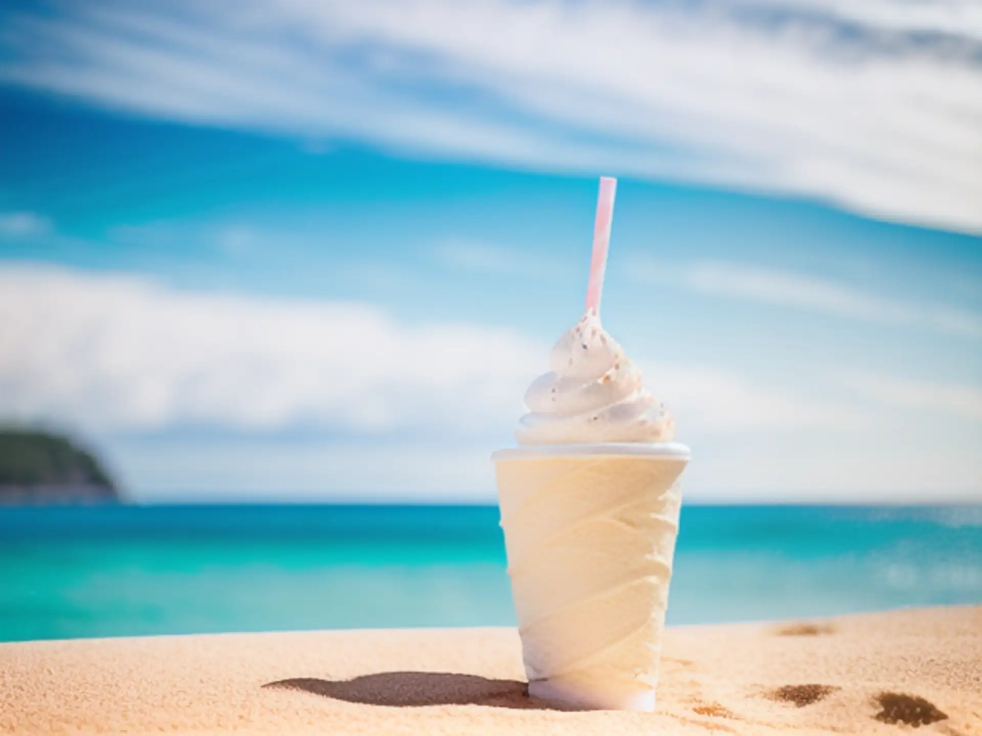 Verfrissende milkshake op tropisch strand met turquoise zee