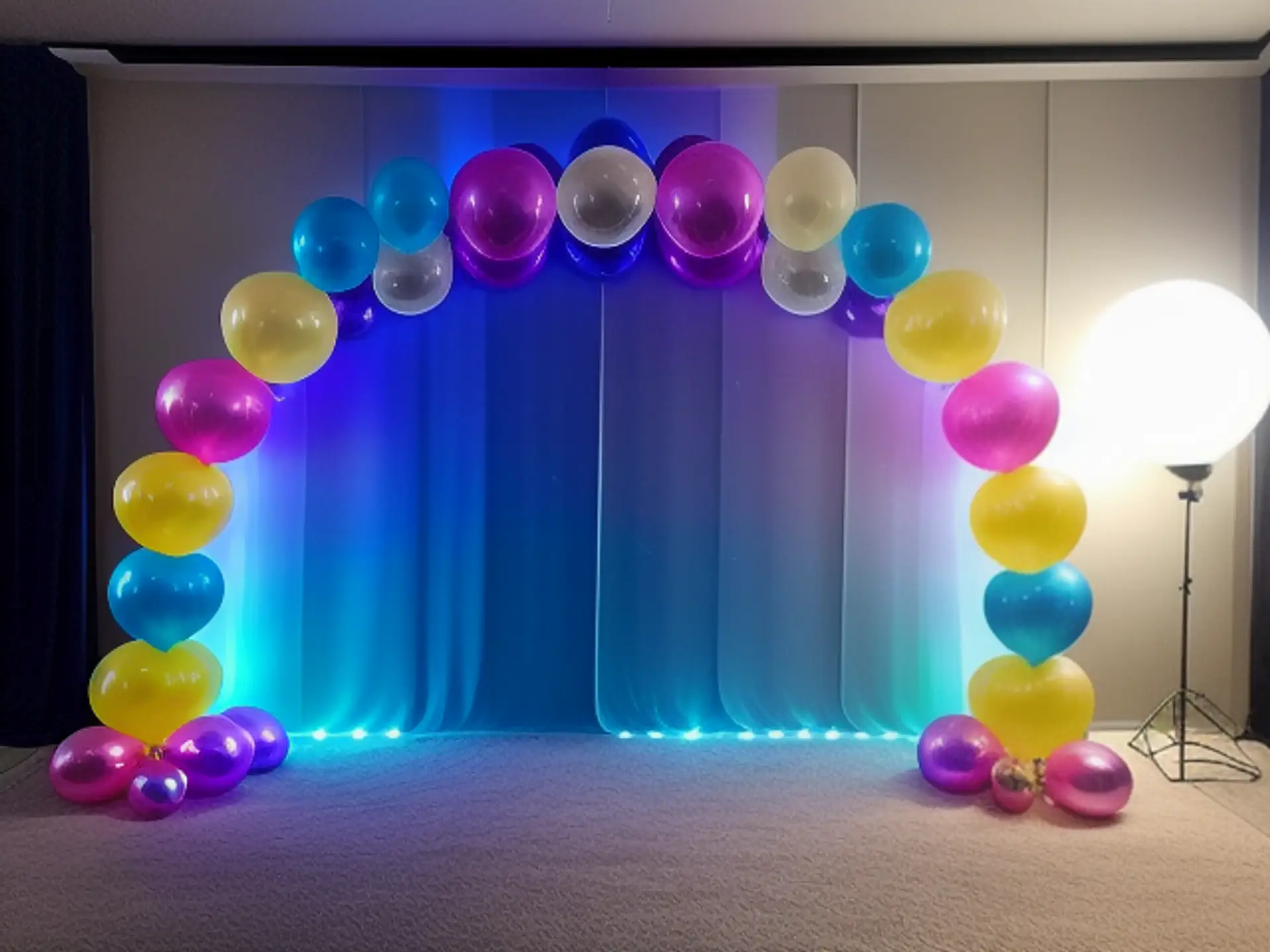 Feestelijke ballonnenboog met LED verlichting voor evenementen