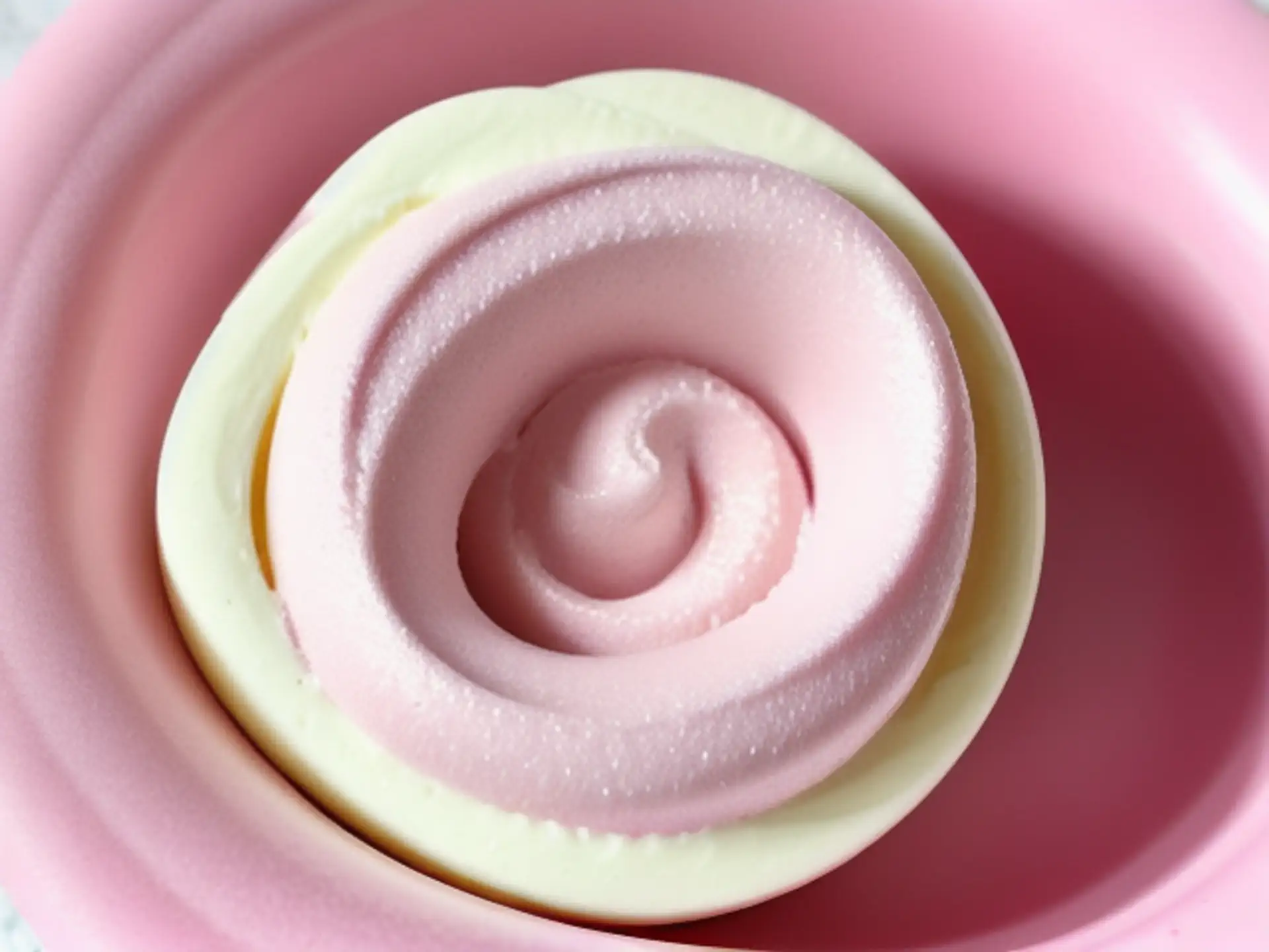 Zachte roze spiraal van romige mousse dessert in close-up perspectief