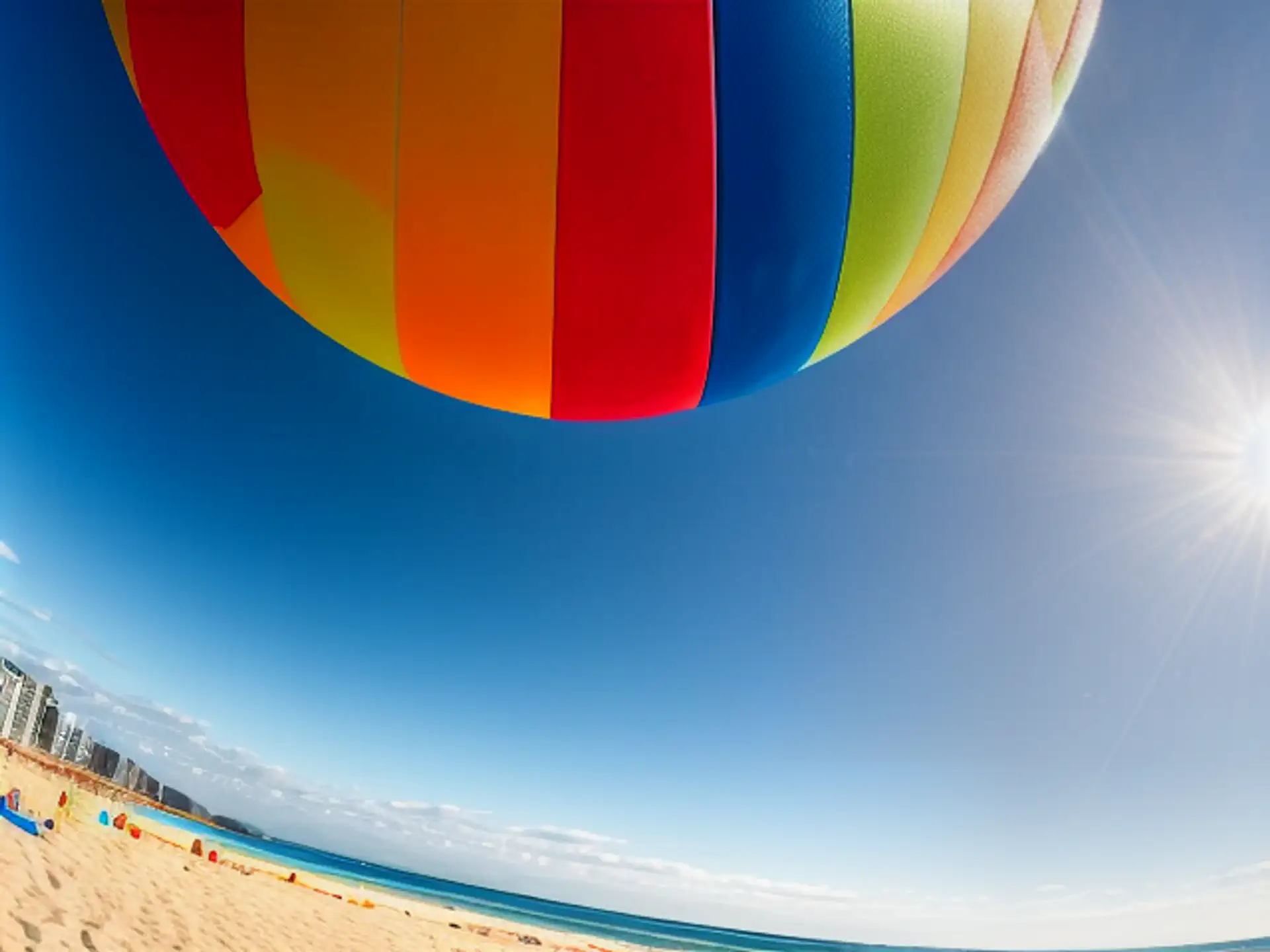 Kleurrijke strandparasol tegen stralend blauwe zomerlucht aan zeekust