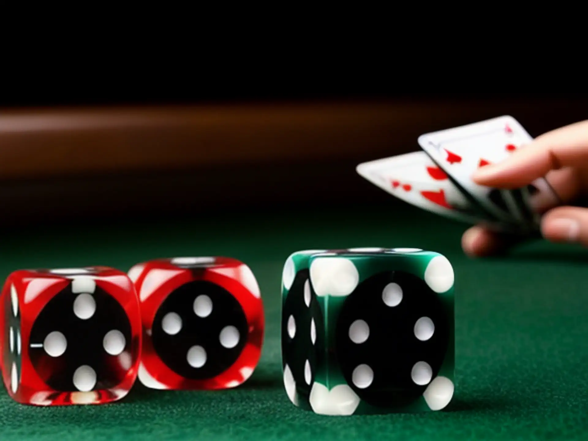Dobbelstenen en speelkaarten op groene pokertafel in casino-setting