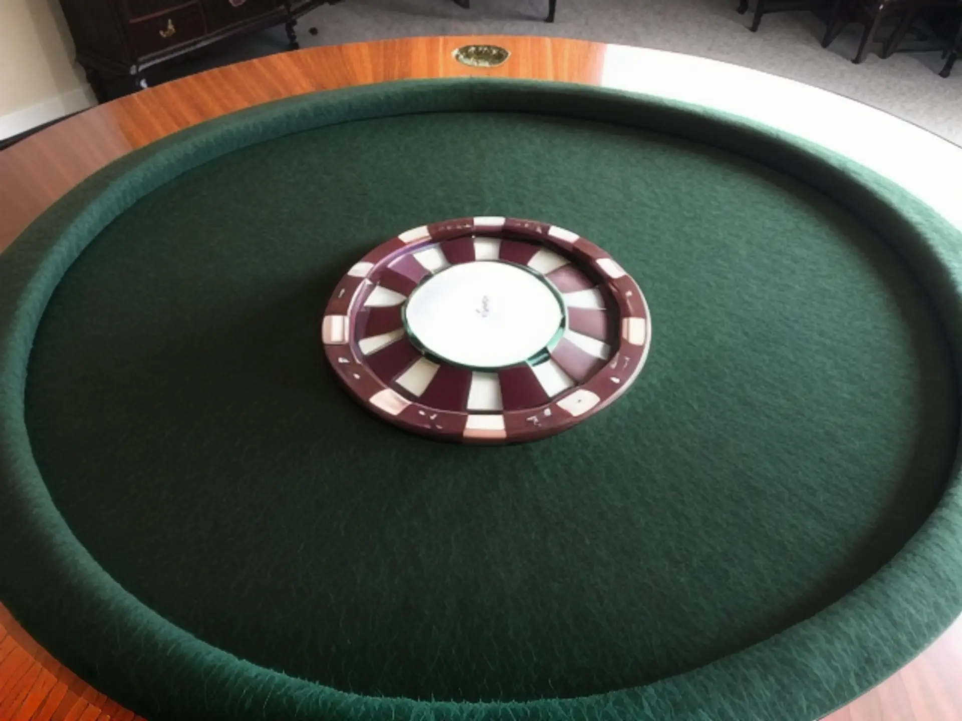 Professionele pokertafel met groene viltbekleding en kaarthouder