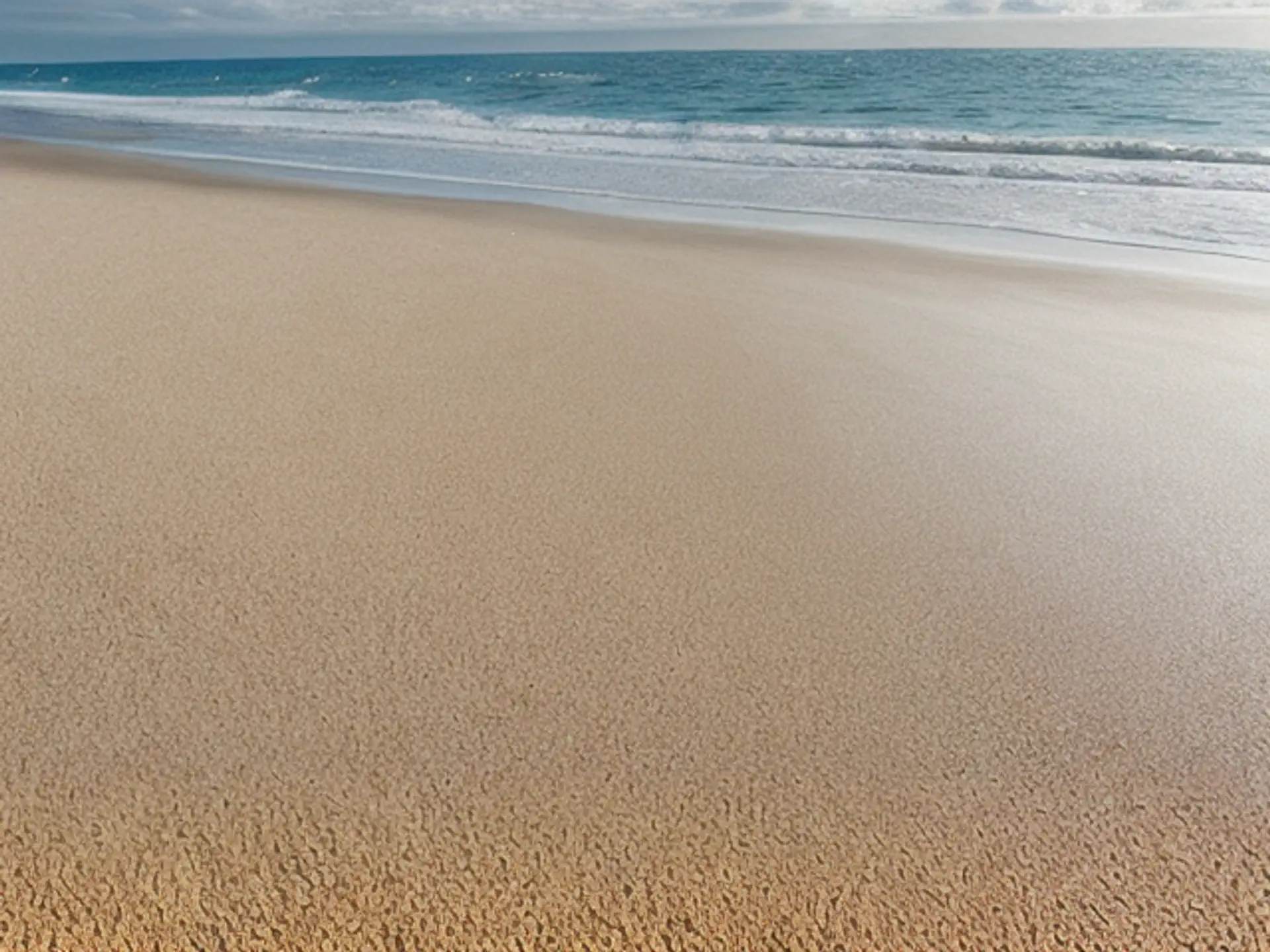 Verlaten tropisch strand met turquoise zee en goudkleurig zand