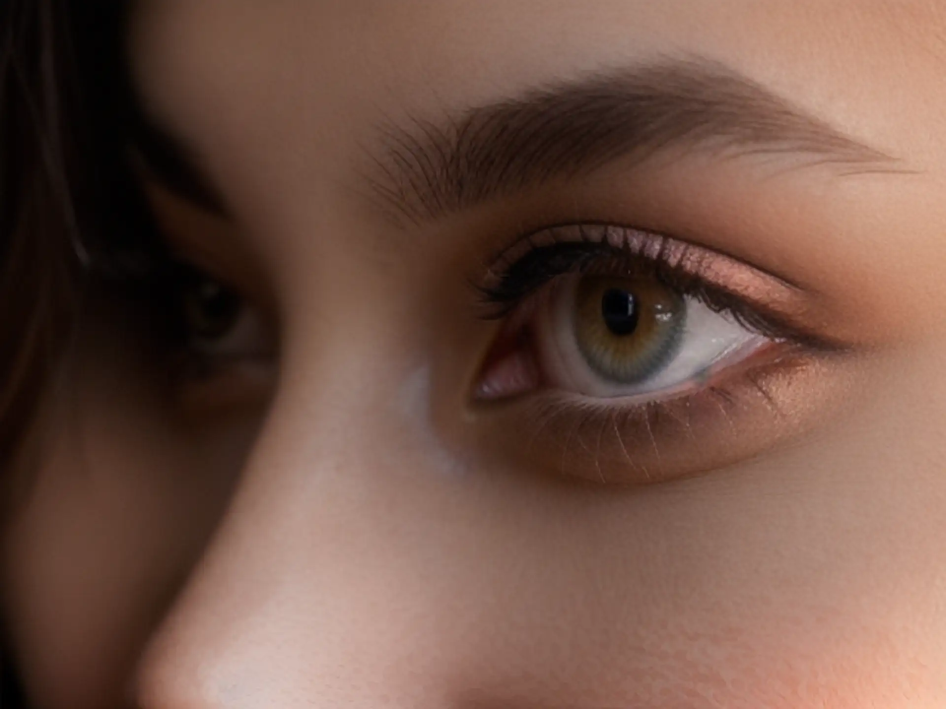 Expressieve close-up van natuurlijke oogmake-up met warme bruintinten