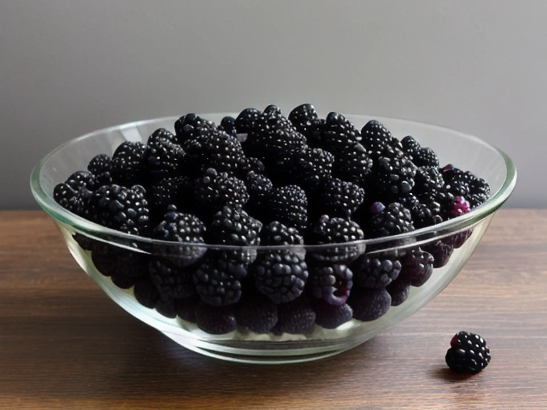 Verse bramen in glazen schaal op houten tafel - natuurlijke food