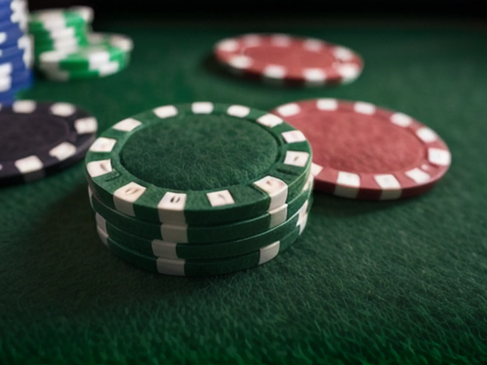Professionele pokerfiches op groene speeltafel close-up fotografie
