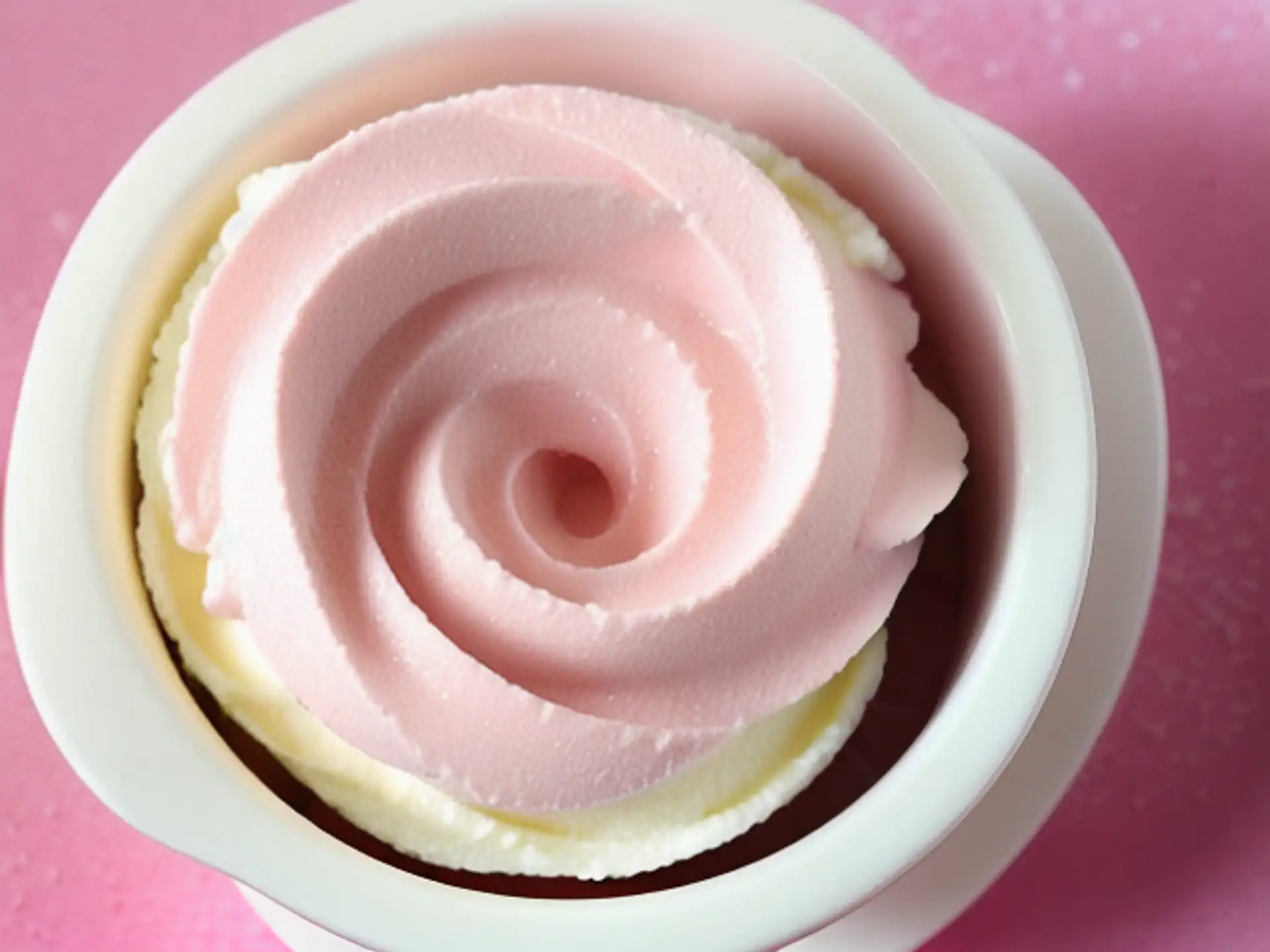 Elegante roze cupcake topping in romantische rozenvorm close-up