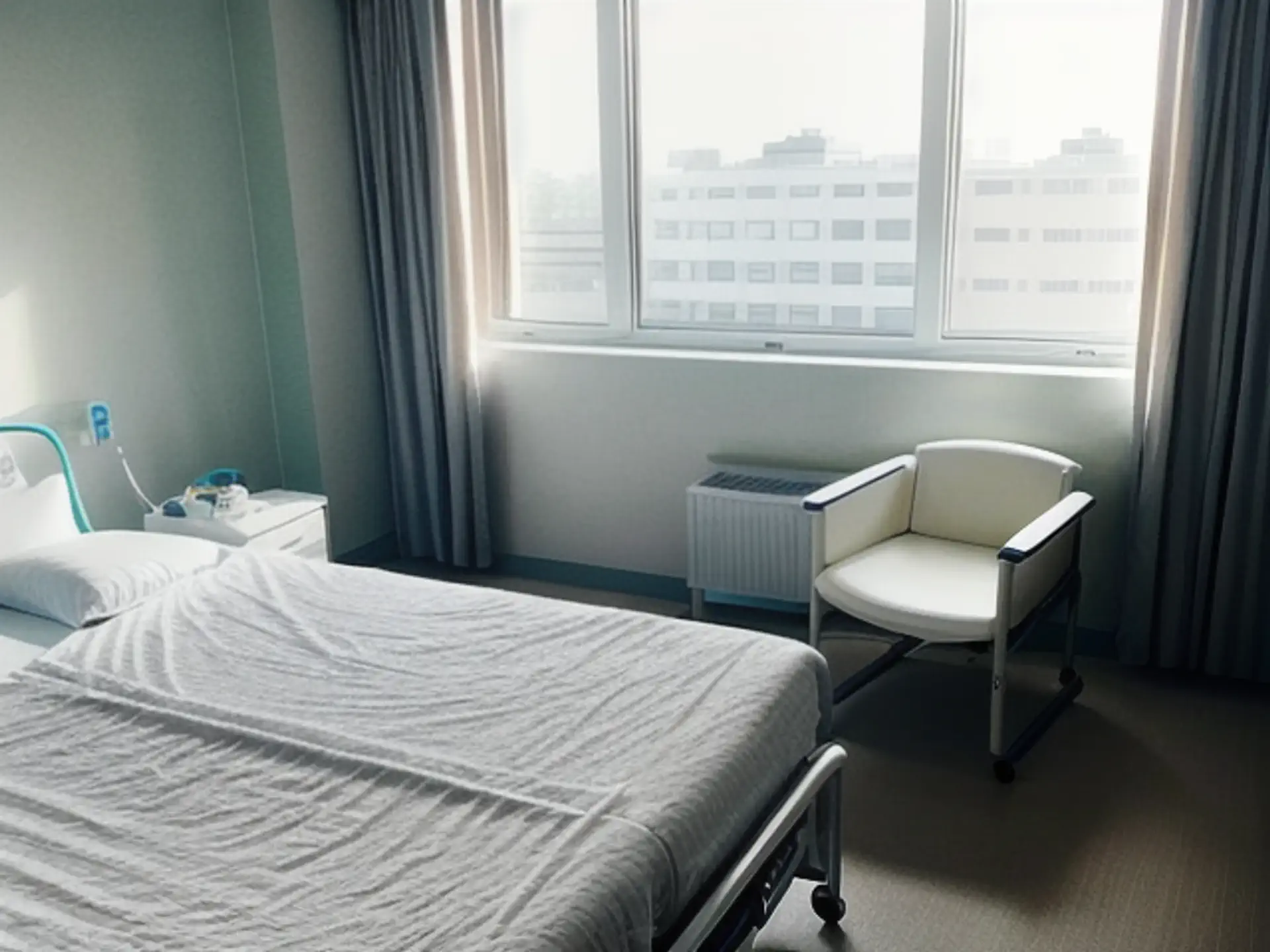 Moderne ziekenhuiskamer met uitzicht over de stad en comfortabele